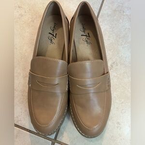 Vintage 7 eight Women's Tan Slip-On Loafers